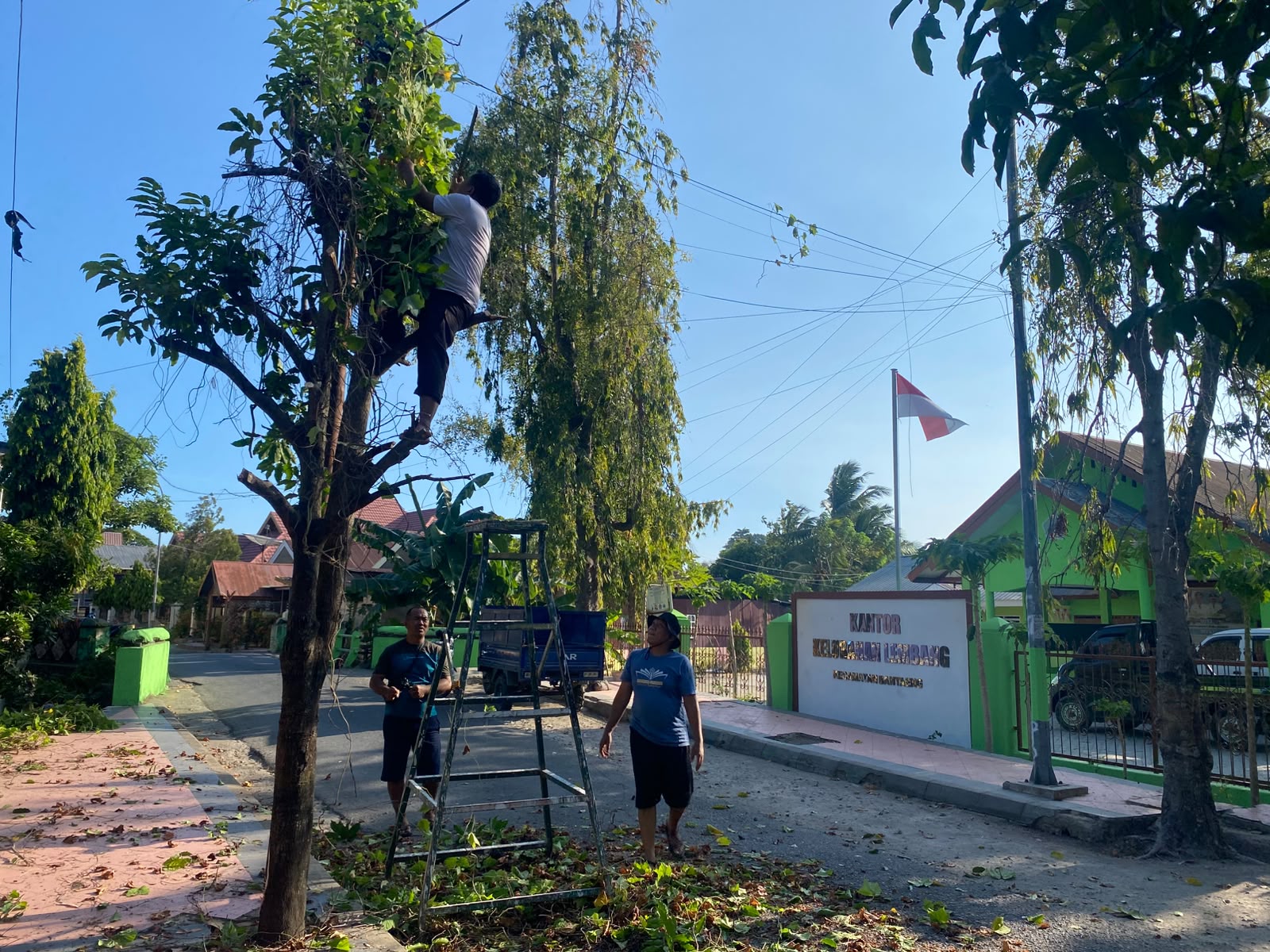 Minggu Bukan Waktu Bersantai, Lembang Squad Pangkas Pohon Rimbun Ganggu Penerangan Jalan